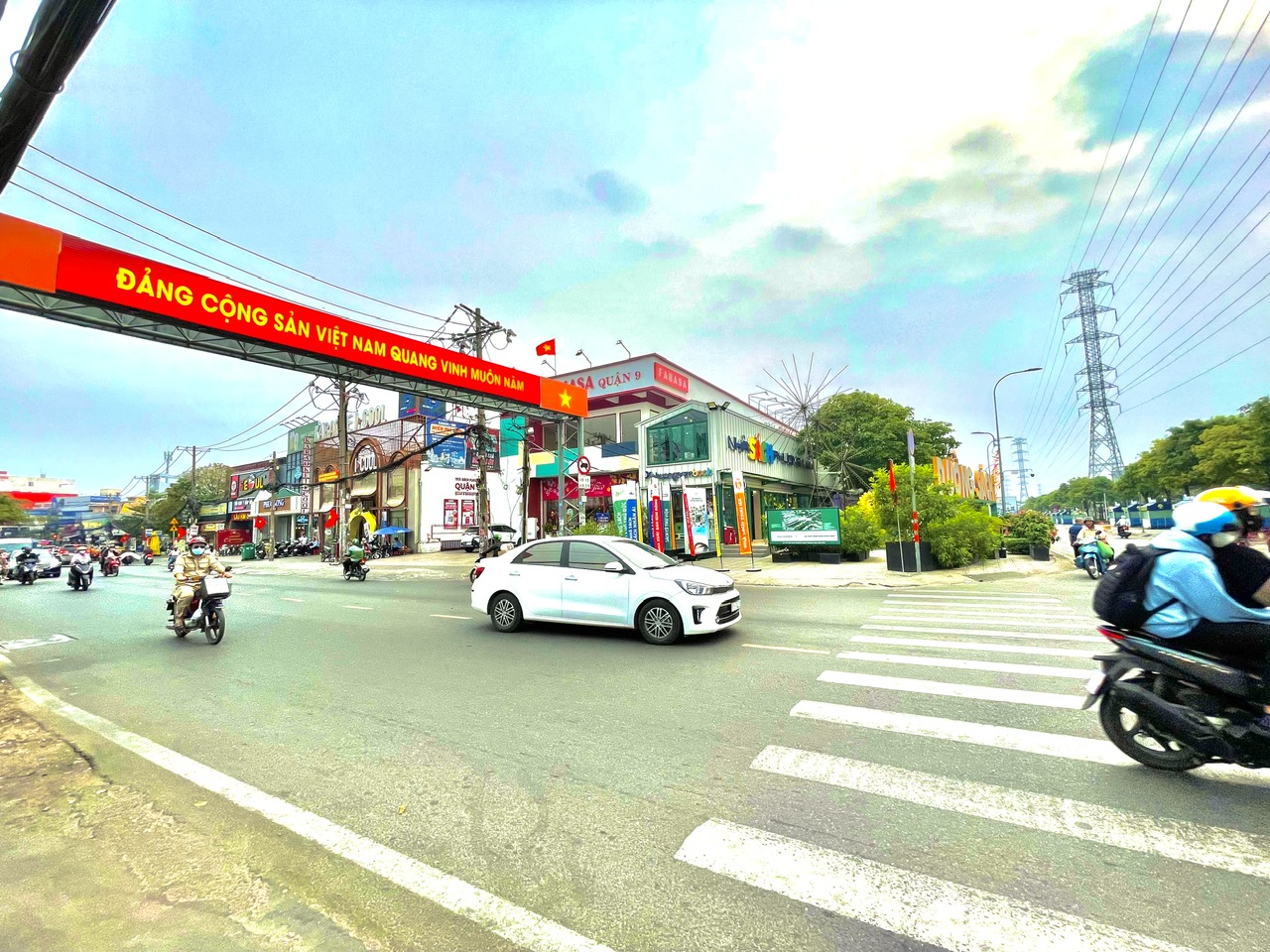 BIỆT THỰ ĐẲNG CẤP 213M², LÔ GÓC 2 MẶT TIỀN, Ô TÔ TRÁNH, KHU DÂN TRÍ CAO LÊ VĂN VIỆT, Q9, THỦ ĐỨC