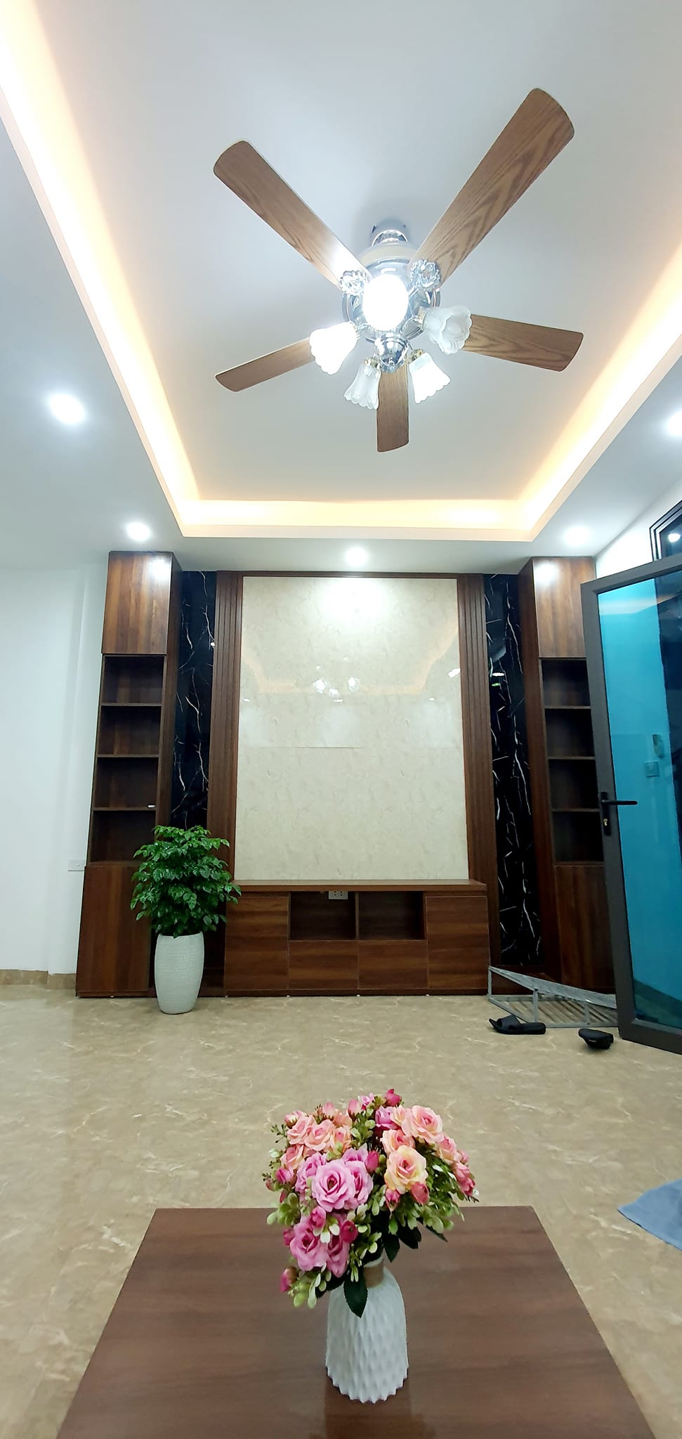 Bán nhà ngõ 419 Lĩnh Nam, gần sát Ô TÔ TRÁNH, dừng đỗ, gần hồ điều hòa, 4 tầng đẹp long lanh, ở luôn.