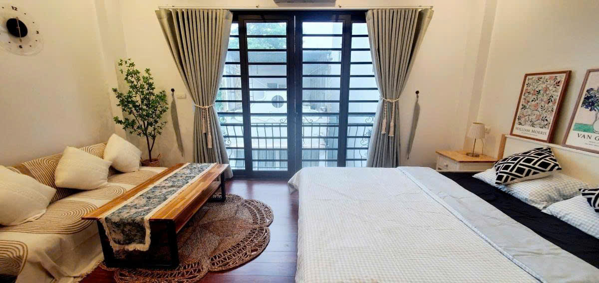 NHÀ LÂM DU, BỒ ĐỀ, LONG BIÊN: DT 31M 5 TẦNG MT 4M6 GIÁ 9.81 TỶ. LH:0985302254.