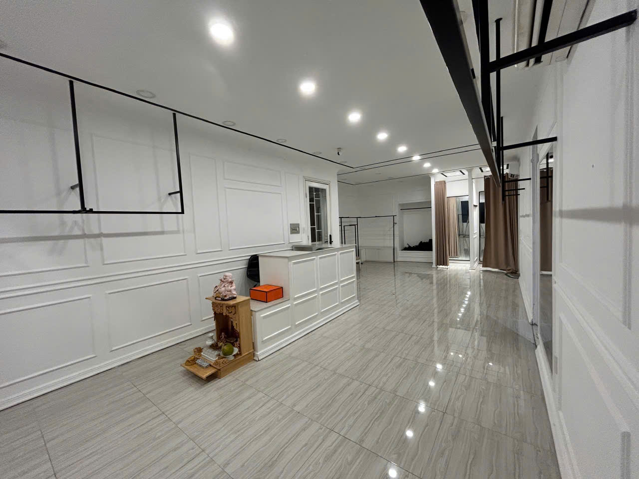 CHO THUÊ MĂT BẰNG NGAY TRUNG TÂM QUẬN 1 LÀM SHOP CTY...17TR/TH/65M2. LH:0903649102.